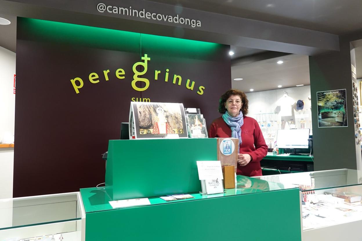 Ana de la Vega en la oficina del peregrino habilitada en el santuario de Covadonga. 