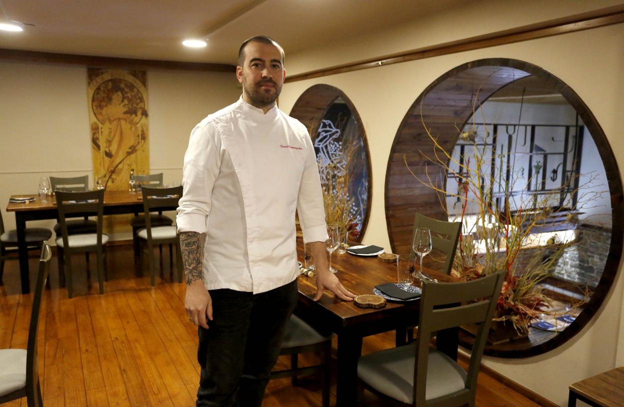 David Castroagudín, jefe de cocina del restaurante Lena, en el comedor del establecimiento de Villaviciosa. 
