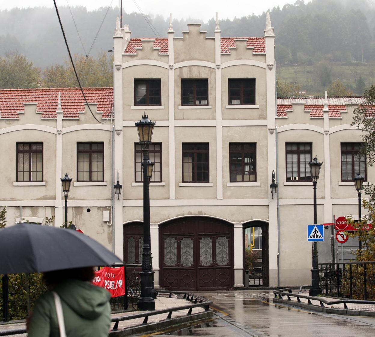 La fachada principal de la fábrica de armas de Trubia. 