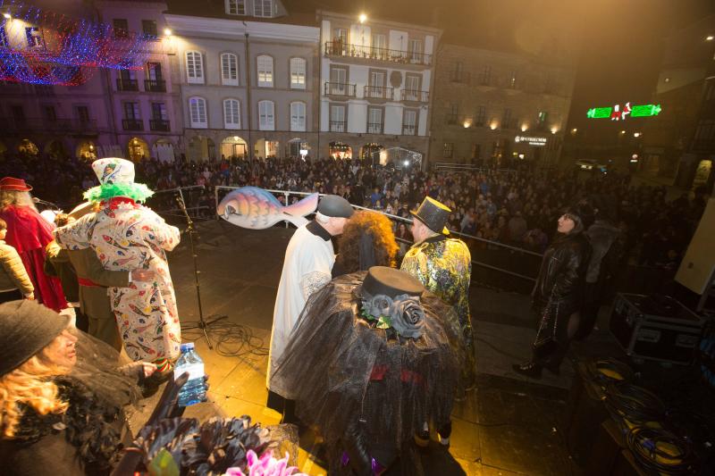 Fotos: El entroxu entierra a su sardina