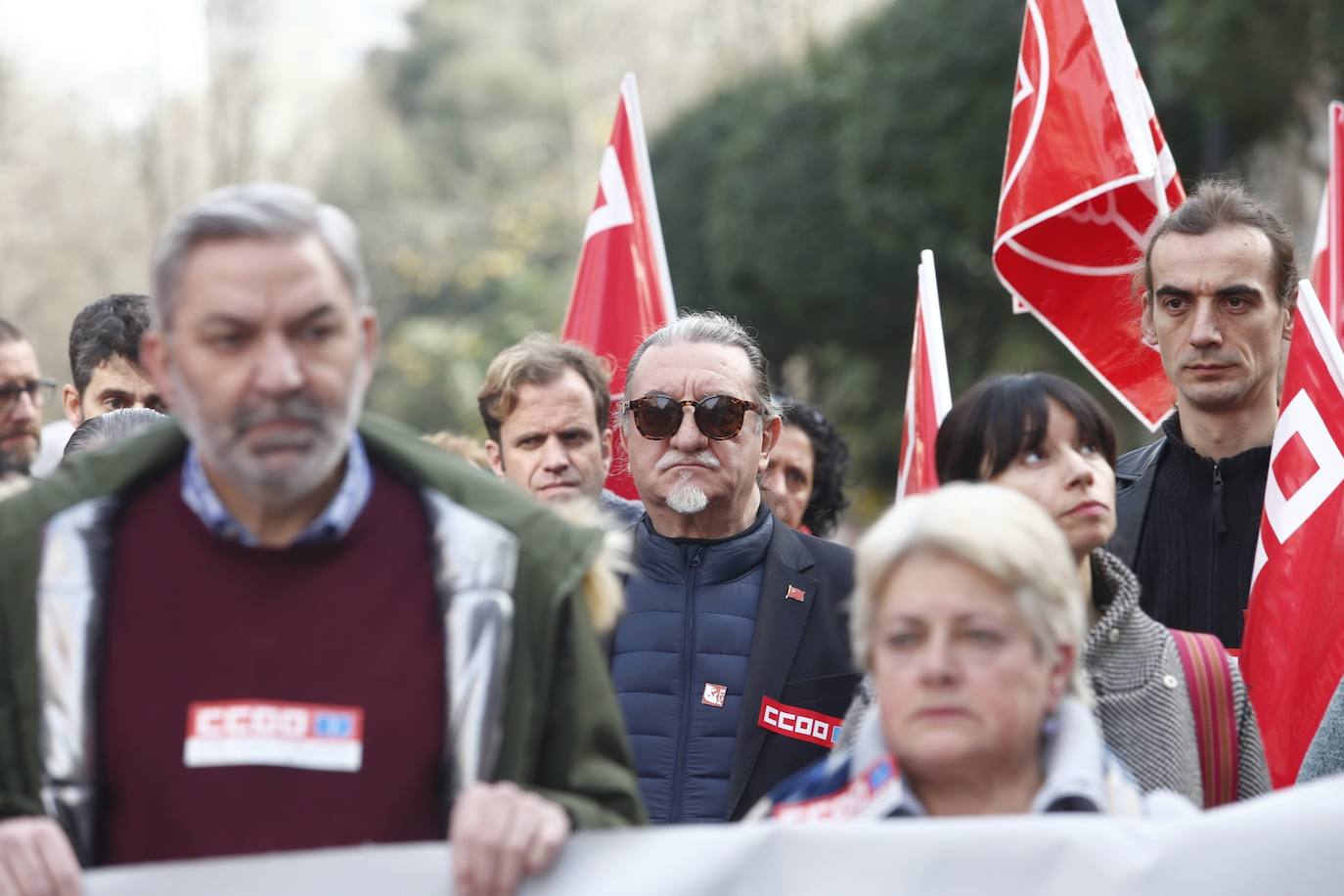 Los sindicatos UGT y CC OO convocaron una concentración este viernes contra la siniestralidad laboral tras la muerte de un trabajador en Oviedo el pasado miércoles. 