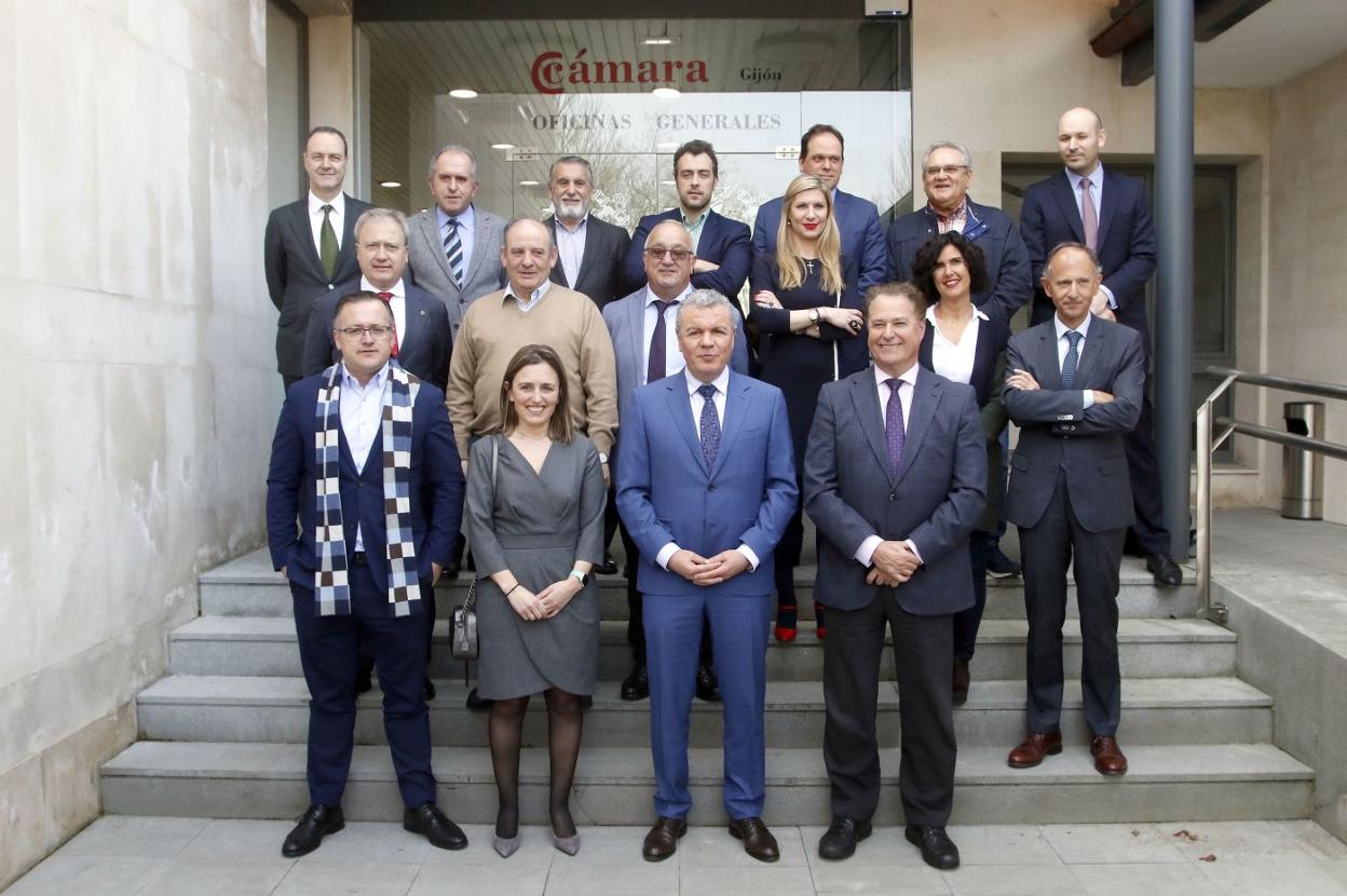 Miembros del consejo ejecutivo de Fade, antes de la reunión celebrada ayer en la sede de la Cámara de Comercio de Gijón. 