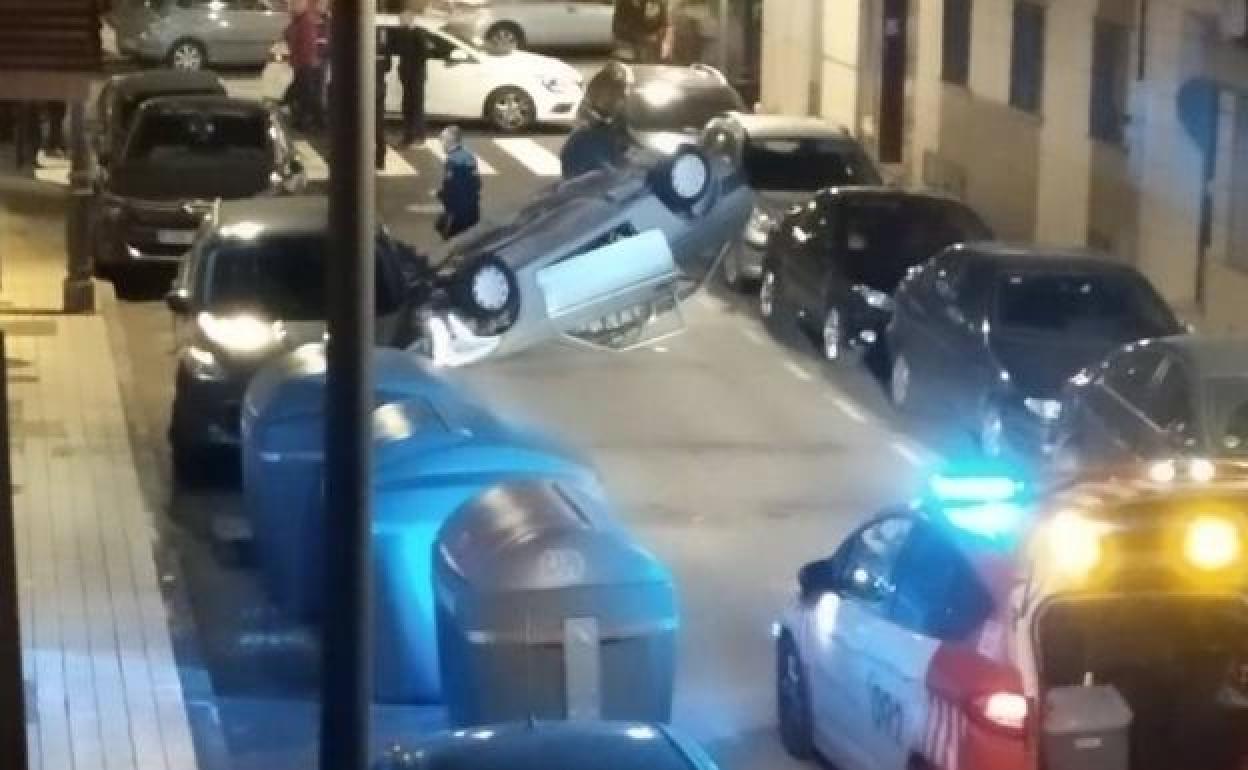 El vehículo volcado en La Calzada.