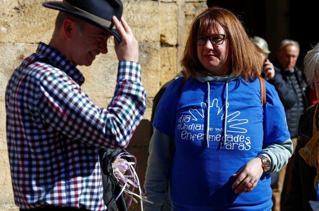 Cocemfe ha organizado un acto en la plaza del Ayuntamiento de la capital asturiana al que ha acudido la delegada del Gobierno en Asturias Delia Losa. 
