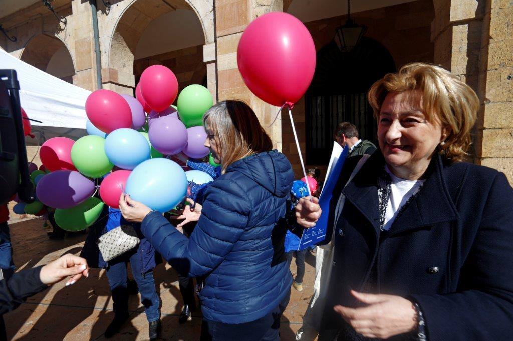 Cocemfe ha organizado un acto en la plaza del Ayuntamiento de la capital asturiana al que ha acudido la delegada del Gobierno en Asturias Delia Losa. 
