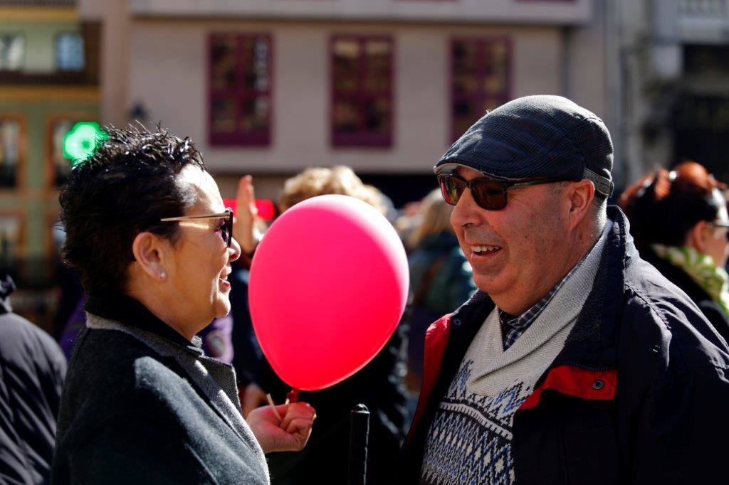 Cocemfe ha organizado un acto en la plaza del Ayuntamiento de la capital asturiana al que ha acudido la delegada del Gobierno en Asturias Delia Losa. 