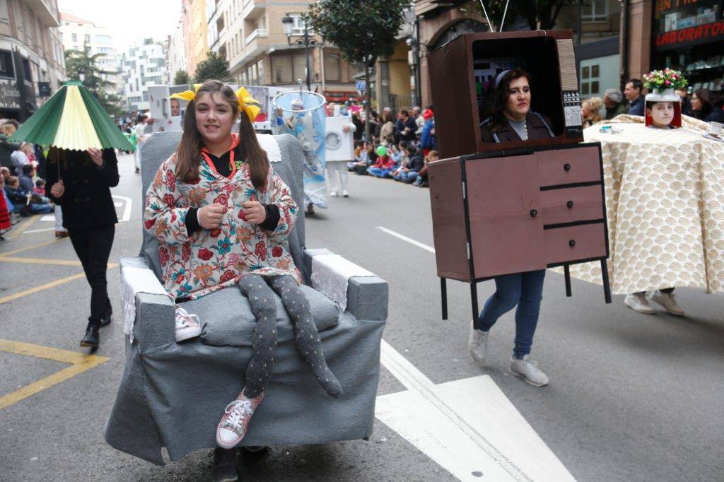 Más de 1.500 personas participaron en el desfile de Antroxu de Oviedo, desafiando al frío y disfrutando de la magia del carnaval.