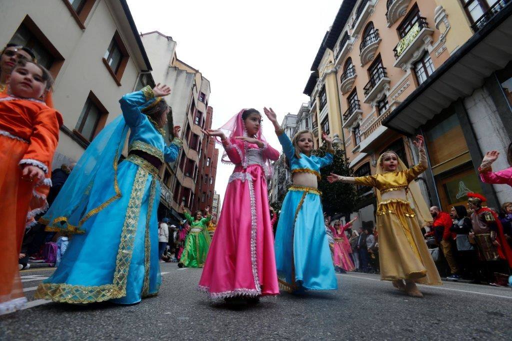 Más de 1.500 personas participaron en el desfile de Antroxu de Oviedo, desafiando al frío y disfrutando de la magia del carnaval.