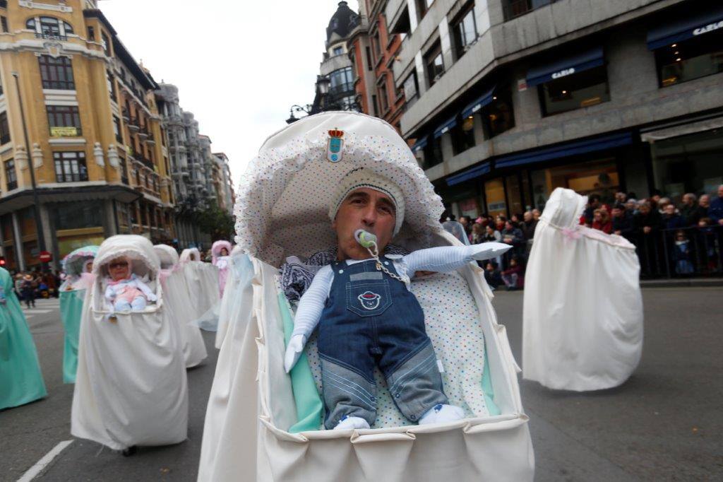 Más de 1.500 personas participaron en el desfile de Antroxu de Oviedo, desafiando al frío y disfrutando de la magia del carnaval.