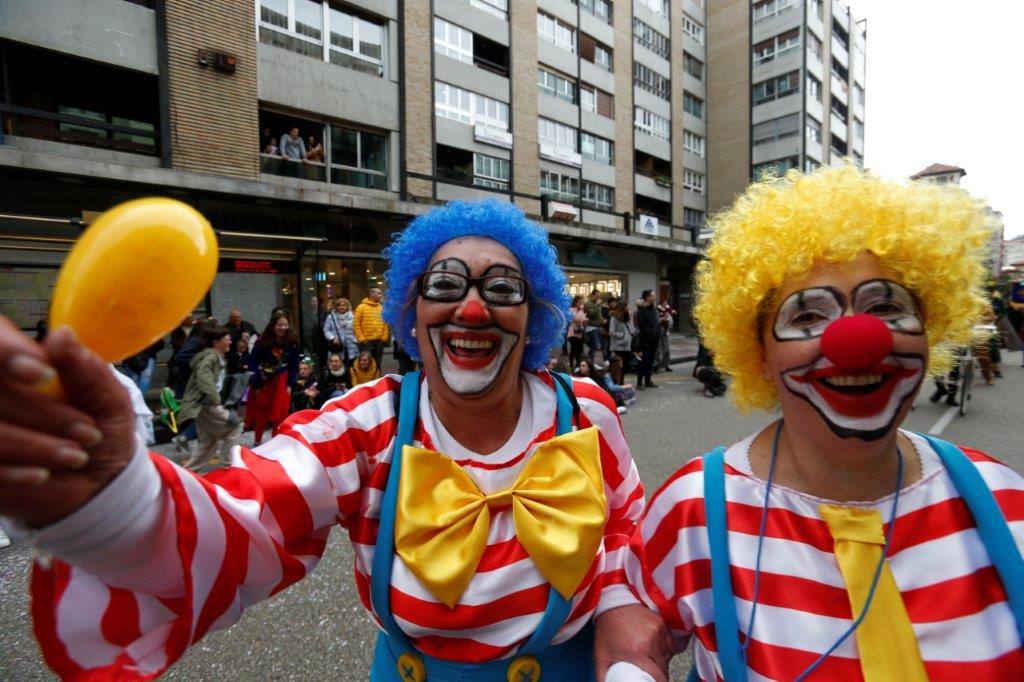 Más de 1.500 personas participaron en el desfile de Antroxu de Oviedo, desafiando al frío y disfrutando de la magia del carnaval.