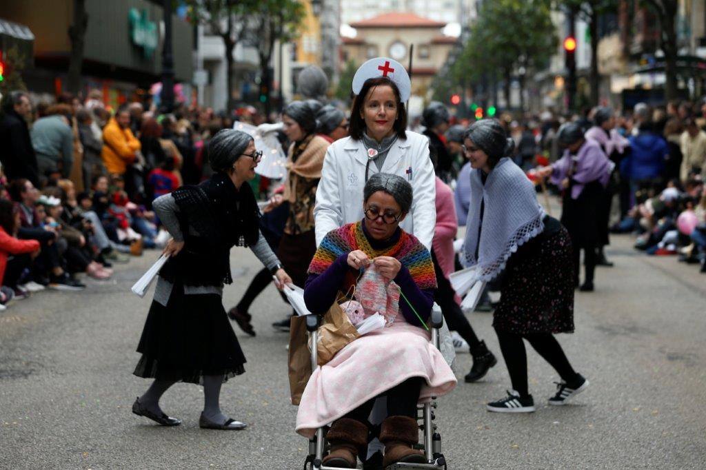 Más de 1.500 personas participaron en el desfile de Antroxu de Oviedo, desafiando al frío y disfrutando de la magia del carnaval.