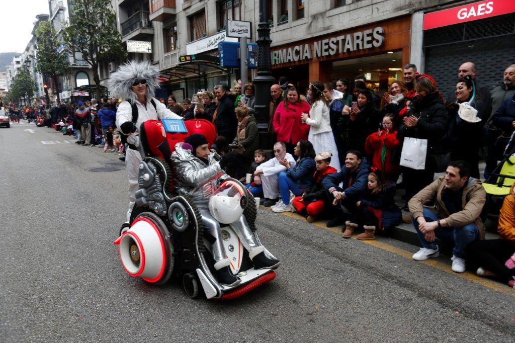 Más de 1.500 personas participaron en el desfile de Antroxu de Oviedo, desafiando al frío y disfrutando de la magia del carnaval.