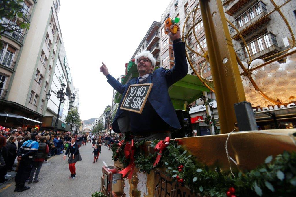 Más de 1.500 personas participaron en el desfile de Antroxu de Oviedo, desafiando al frío y disfrutando de la magia del carnaval.