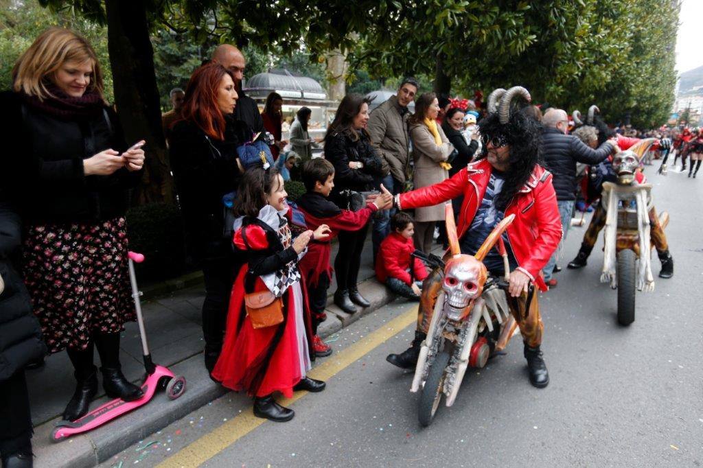 Más de 1.500 personas participaron en el desfile de Antroxu de Oviedo, desafiando al frío y disfrutando de la magia del carnaval.