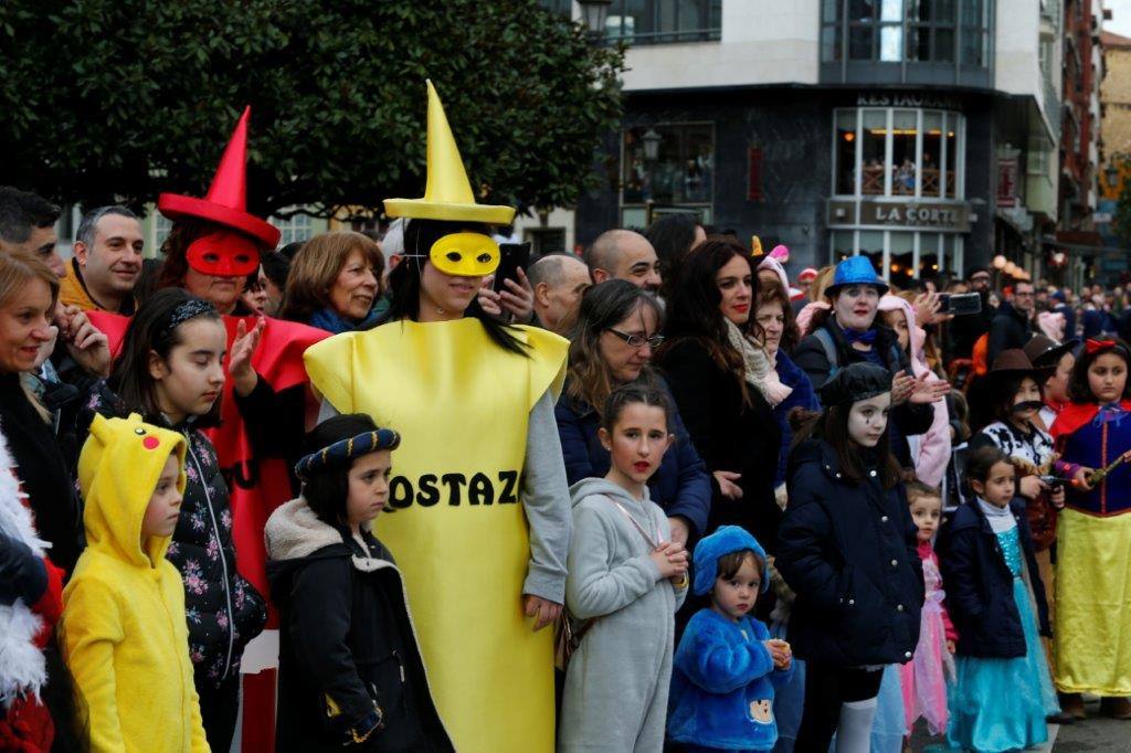 Más de 1.500 personas participaron en el desfile de Antroxu de Oviedo, desafiando al frío y disfrutando de la magia del carnaval.