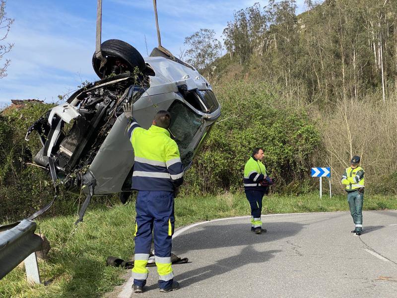 Se salieron de la calzada, cayeron 15 metros por un talud de la carretera, AS-354 en Entrepeñas, Tudela Veguín y acabaron frenados por la abundante maleza de la ladera que da a la carretera de Langreo.