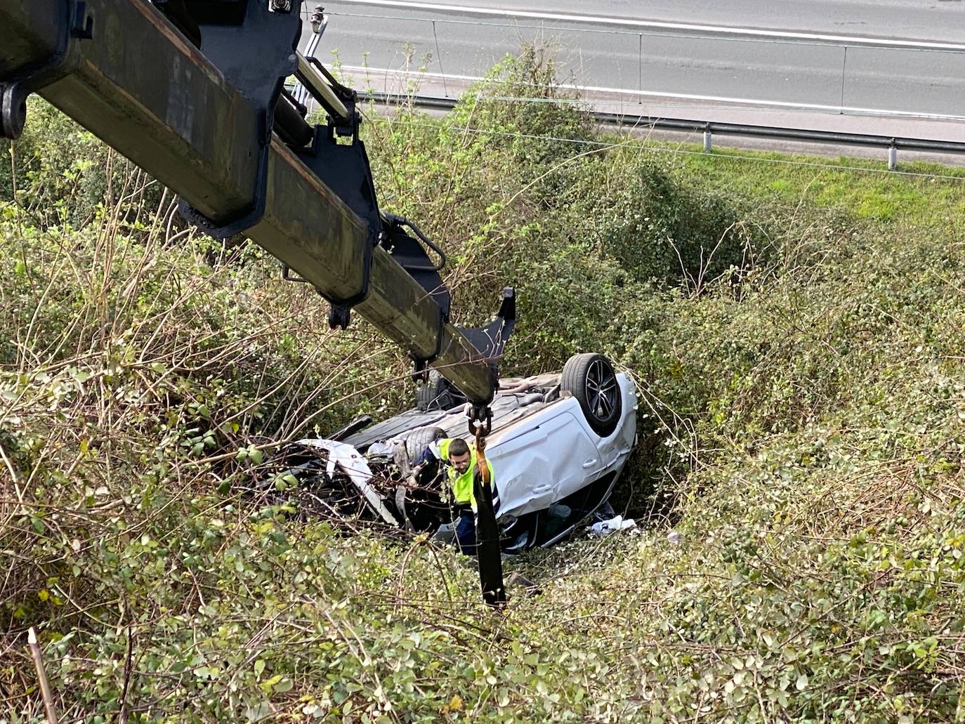 Se salieron de la calzada, cayeron 15 metros por un talud de la carretera, AS-354 en Entrepeñas, Tudela Veguín y acabaron frenados por la abundante maleza de la ladera que da a la carretera de Langreo.