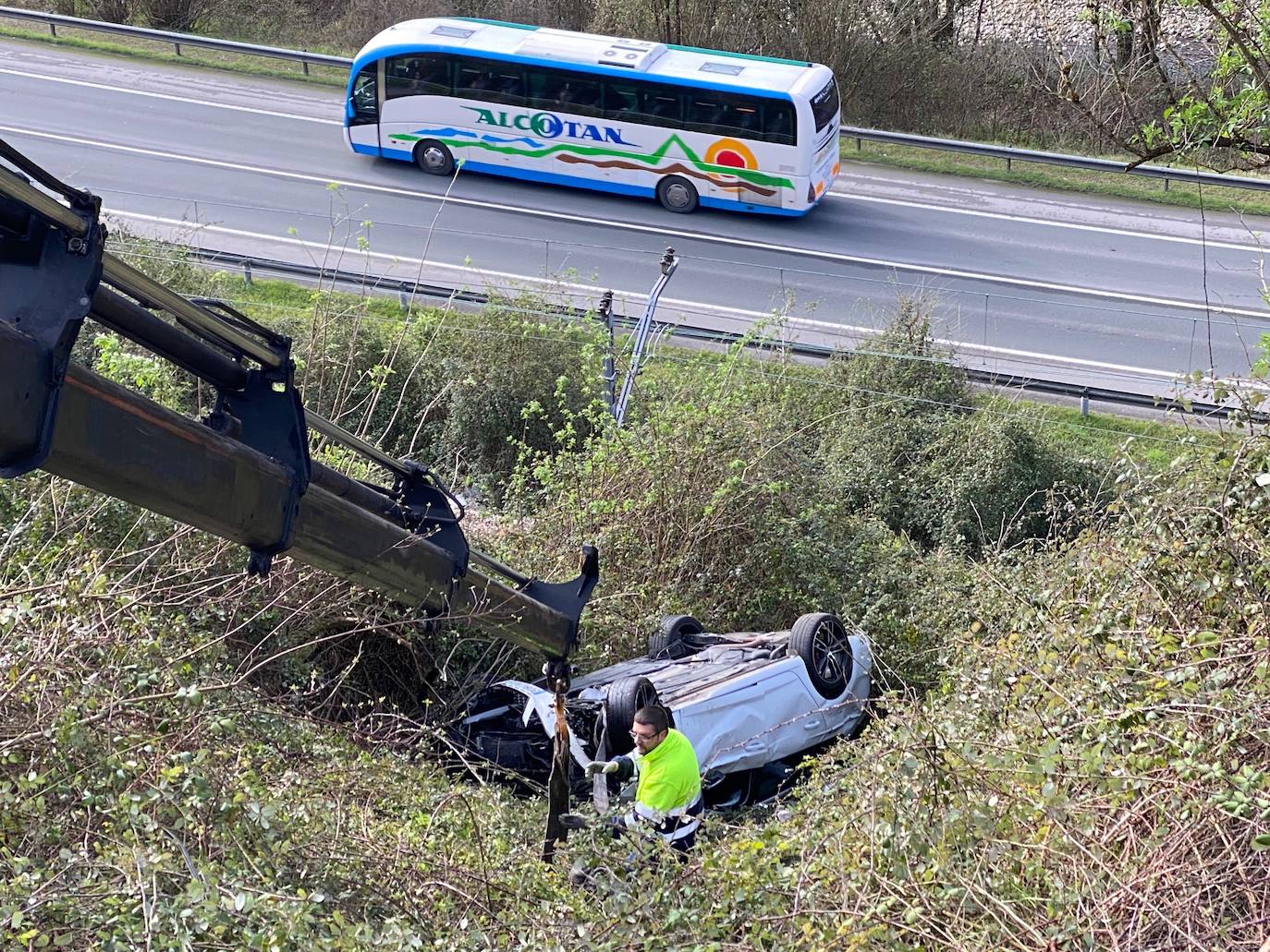 Se salieron de la calzada, cayeron 15 metros por un talud de la carretera, AS-354 en Entrepeñas, Tudela Veguín y acabaron frenados por la abundante maleza de la ladera que da a la carretera de Langreo.