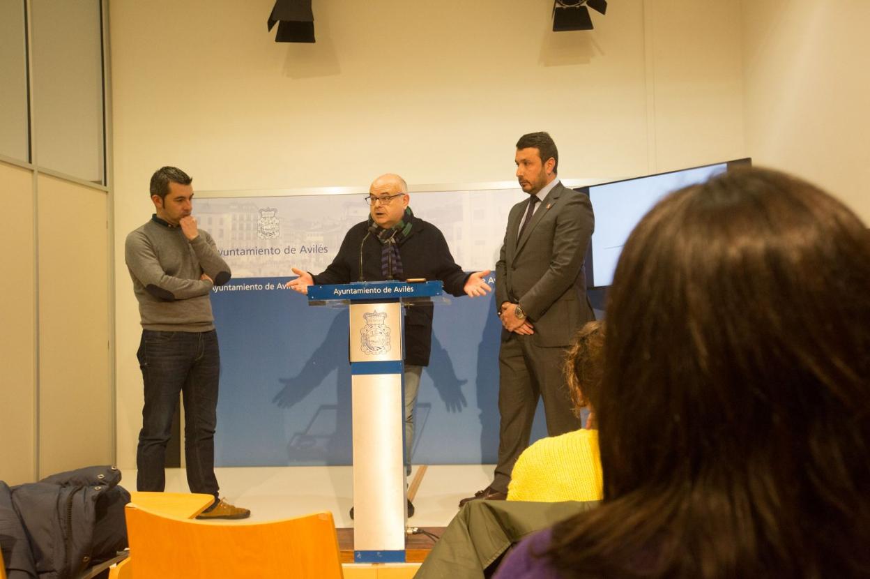 Manuel Campa, José Antonio Álvarez y Daniel González en la presentación de las ayudas. 