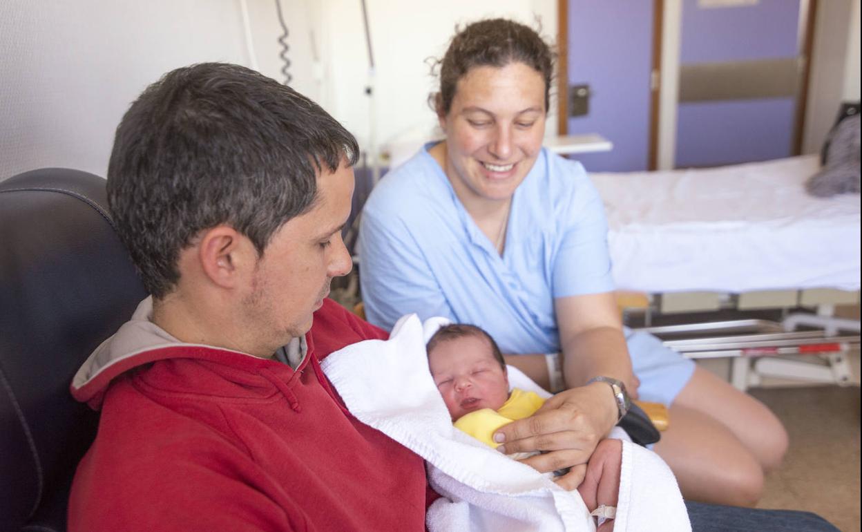 Clara ha sido la primera niña nacida este 29 de febrero en Avilés