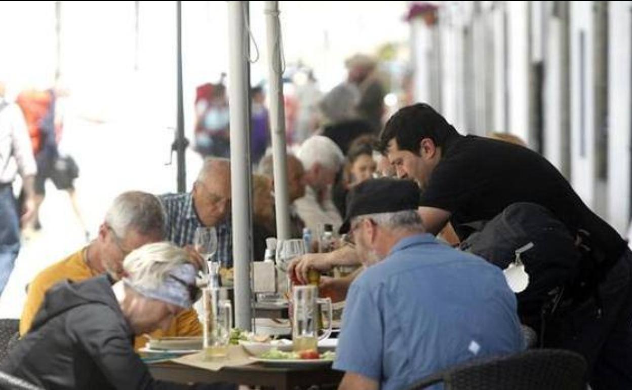 Un camarero atiende la terraza 