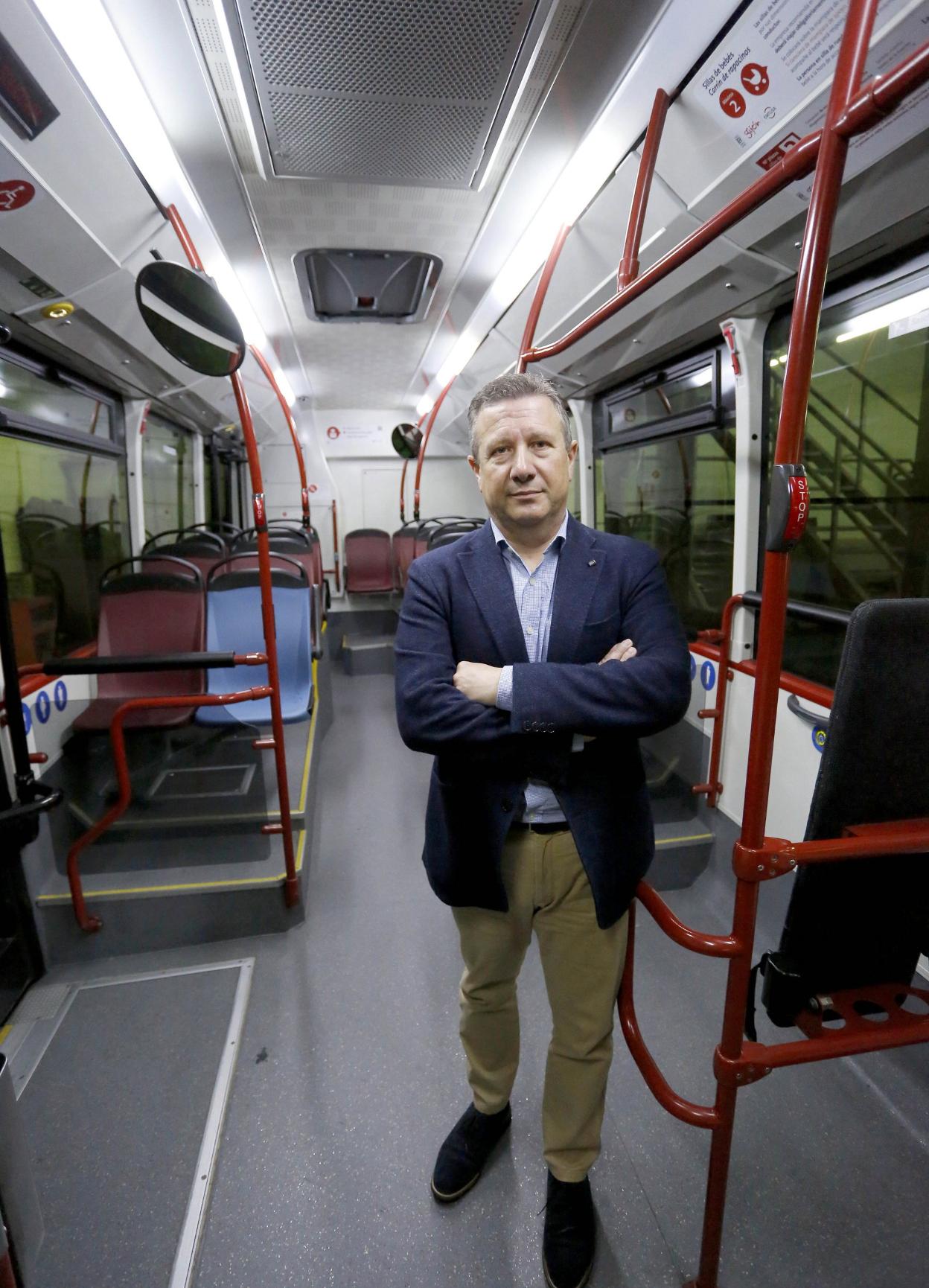 Juan José Piniella, en el interior de un autobús en las cocheras de la empresa municipal. 