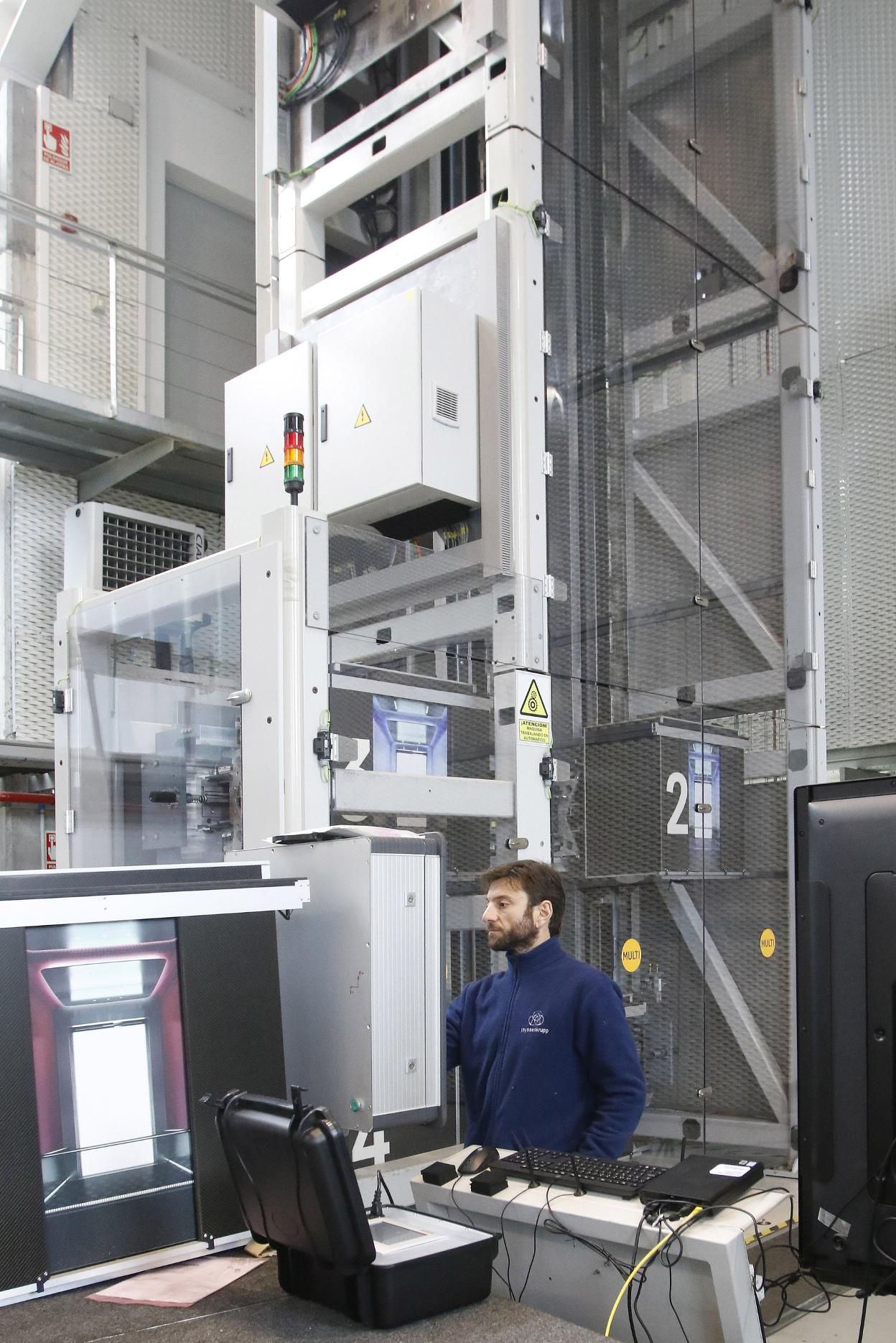 Un trabajador en el centro de I+D de ThyssenKrupp, en Gijón. 