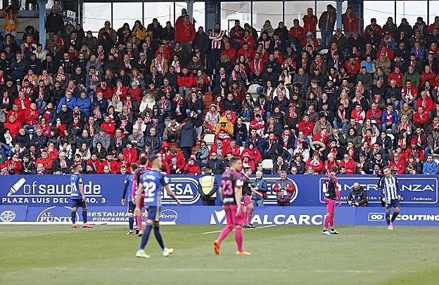 Uno de los fondos de El Toralín fue ocupado por entero por seguidores rojiblancos. 