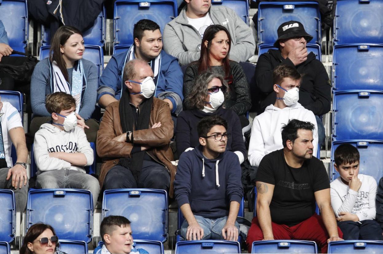 Algunos seguidores de la Lazio en un partido de fútbol con las mascarillas puestas. 