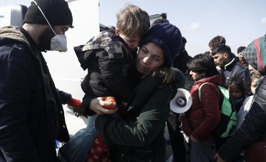 Distribución de comida entre refugiados sirios en la frontera entre Turquía y Grecia.