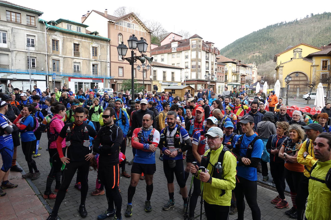 La prueba deportiva Piloña Orienta, organizada por los alumnos de Pro Viaje de Estudios del IES de Infiesto, tuvo lugar este domingo en Infiesto. 