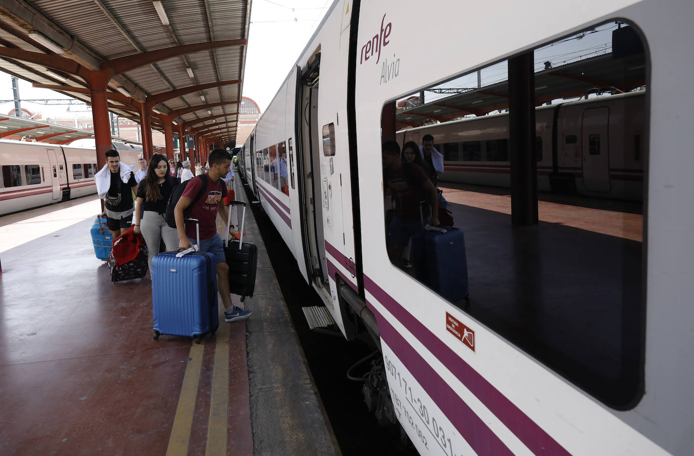 Viajeros embarcando a un Alvia Sanz Crespo-Chamartín. 