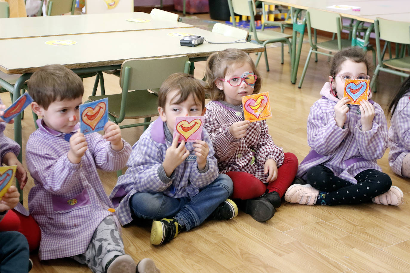 Cosquiclowns ha visitado el colegio Martínez Torner de Gijón ya allí sus payasos Natalia Ablanedo, 'Serpentina', y Manuel Fueyo, 'Monolito', implicaron a los pequeños de segundo de Infantil, para colorear tarjetas de ánimo que llegarán a los niños de la planta de Pediatría del Hospital de Cabueñes.