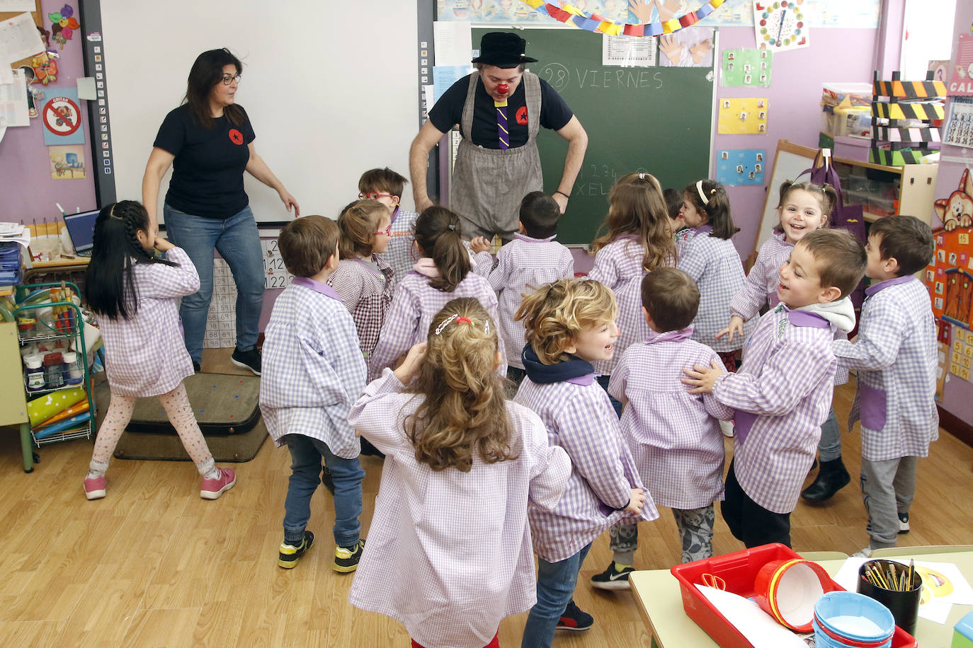 Cosquiclowns ha visitado el colegio Martínez Torner de Gijón ya allí sus payasos Natalia Ablanedo, 'Serpentina', y Manuel Fueyo, 'Monolito', implicaron a los pequeños de segundo de Infantil, para colorear tarjetas de ánimo que llegarán a los niños de la planta de Pediatría del Hospital de Cabueñes.