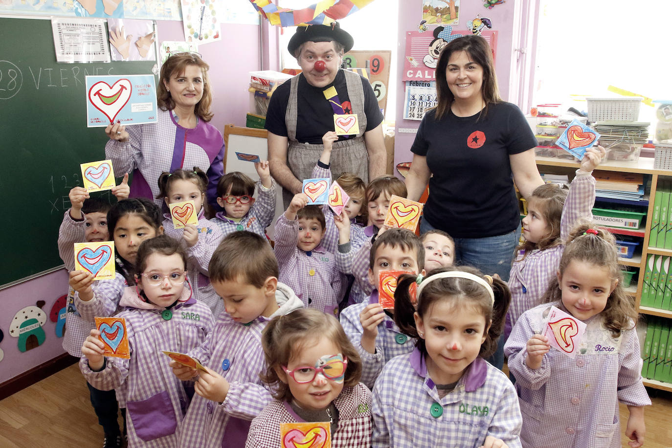 Cosquiclowns ha visitado el colegio Martínez Torner de Gijón ya allí sus payasos Natalia Ablanedo, 'Serpentina', y Manuel Fueyo, 'Monolito', implicaron a los pequeños de segundo de Infantil, para colorear tarjetas de ánimo que llegarán a los niños de la planta de Pediatría del Hospital de Cabueñes.