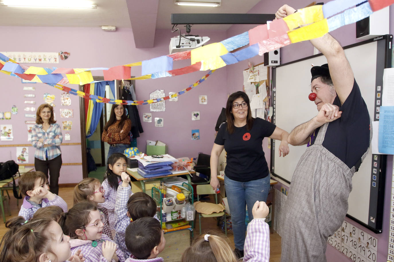 Cosquiclowns ha visitado el colegio Martínez Torner de Gijón ya allí sus payasos Natalia Ablanedo, 'Serpentina', y Manuel Fueyo, 'Monolito', implicaron a los pequeños de segundo de Infantil, para colorear tarjetas de ánimo que llegarán a los niños de la planta de Pediatría del Hospital de Cabueñes.