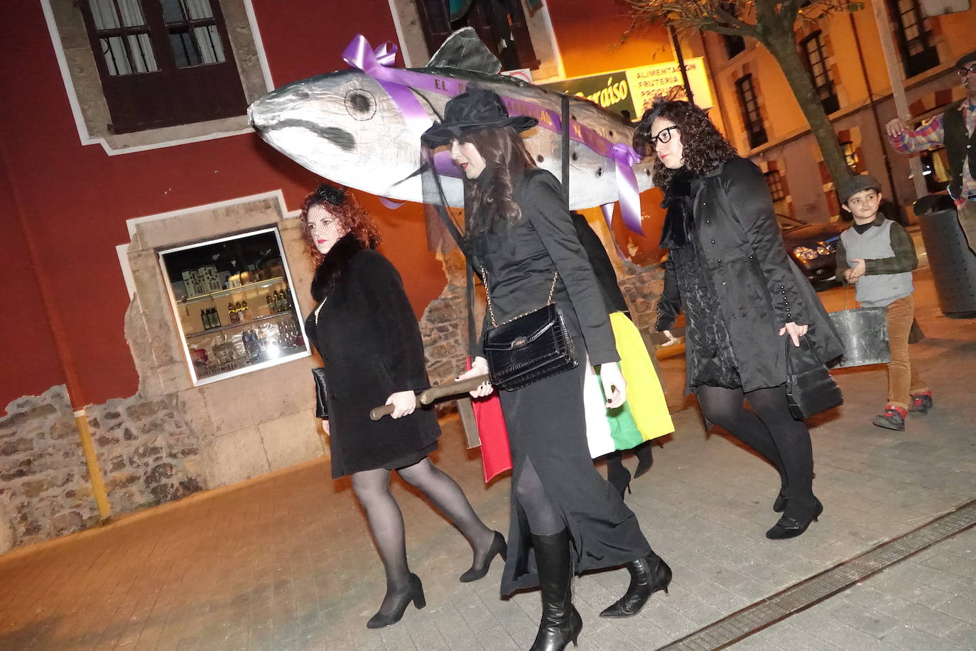 La localidad del Oriente asturiano pone fin a las fiestas de Carnaval con la celebración de este acto fúnebre.