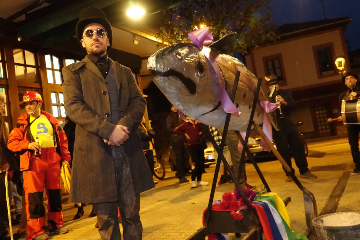 La localidad del Oriente asturiano pone fin a las fiestas de Carnaval con la celebración de este acto fúnebre.