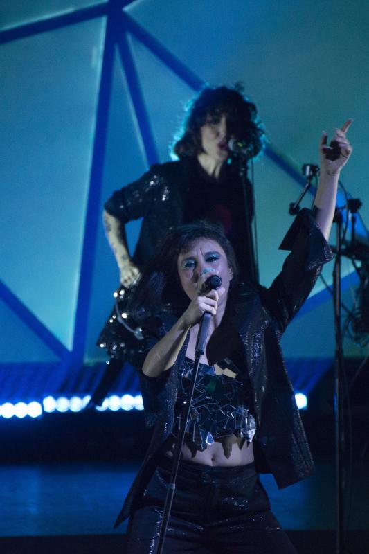 Amaral llenó el Palacio Valdés de Avilés en el concierto de la gira organizada para presentar su último trabajo, 'Salto al color'. No obstante, no renunciaron a sus clásicos.