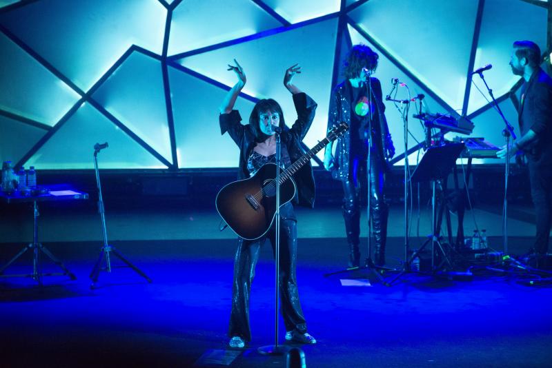 Amaral llenó el Palacio Valdés de Avilés en el concierto de la gira organizada para presentar su último trabajo, 'Salto al color'. No obstante, no renunciaron a sus clásicos.