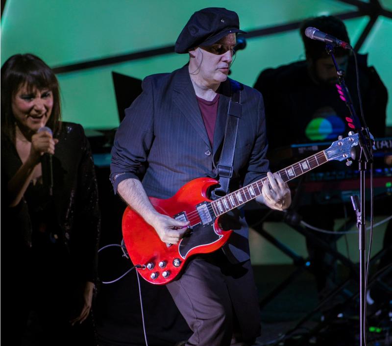 Amaral llenó el Palacio Valdés de Avilés en el concierto de la gira organizada para presentar su último trabajo, 'Salto al color'. No obstante, no renunciaron a sus clásicos.