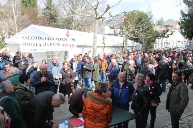 Unas 300 personas volvieron a salir a la calle, esta vez en Grandas de Salime, para pedir la reforma íntegra de la AS-12. 