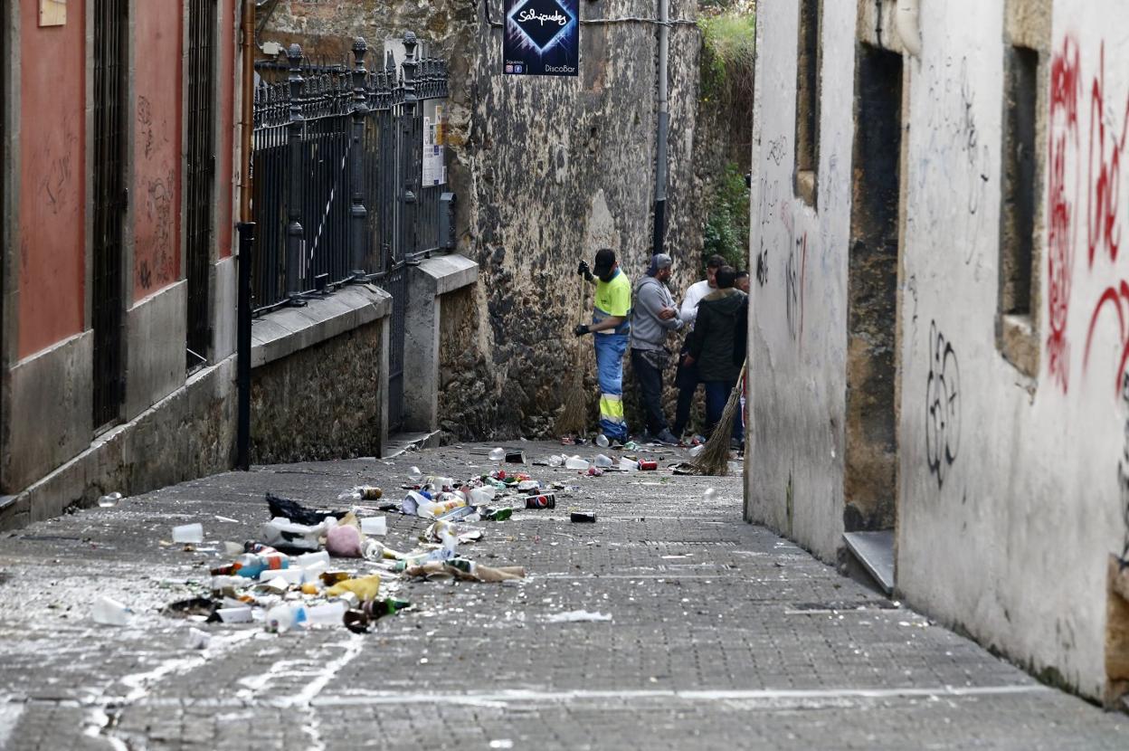 La calle Salsipuedes llena de vasos y botellas ayer a primera hora de la mañana. 