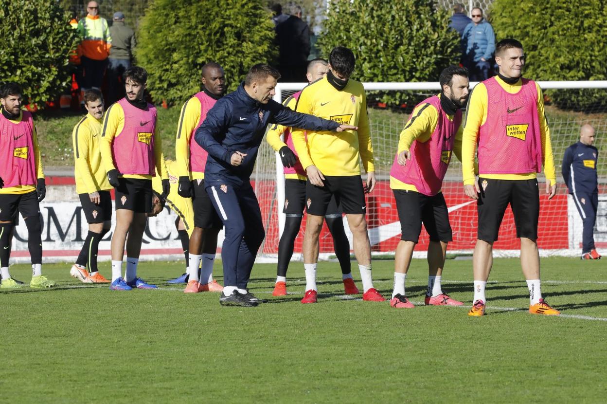 Miroslav Djukic, en un entrenamiento reciente en Mareo, da instrucciones a sus futbolistas para la defensa de una acción de estrategia. 