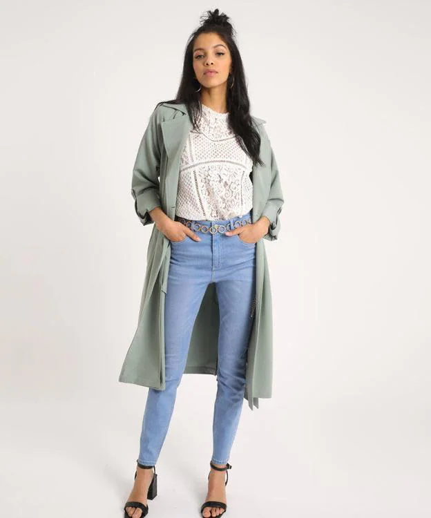 La chaqueta cropped de Zara perfecta para tus total looks en blanco que va  a elevar cualquier estilismo con vaqueros