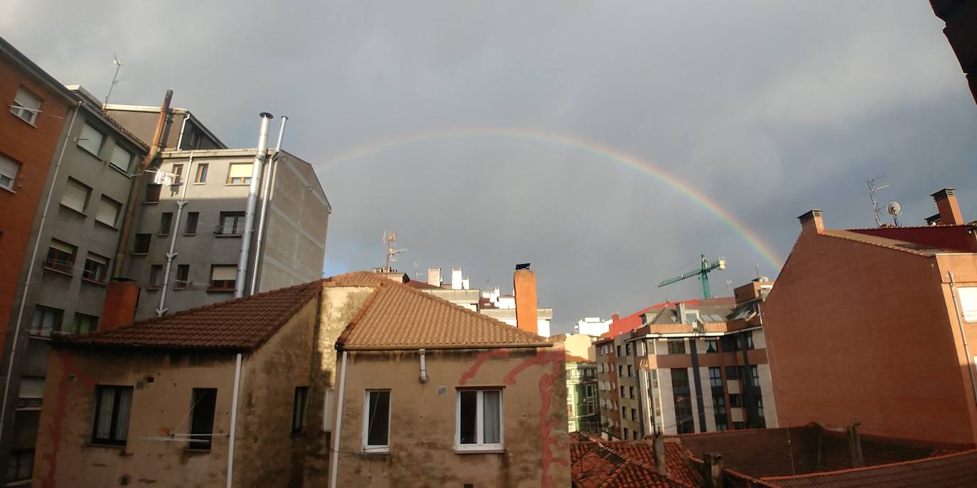 Asturias ha entrado en el mes de marzo bajo los efectos de la borrasca 'Karine', que ha desplomado la cota de nieve al entorno de los 700 metros, lo que ha complicado la circulación en puertos de montaña como Pajares. Ese manto blanco también dibuja paisajes únicos, como los que se pueden ver en los Lagos de Covadonga. En cotas más bajas, la lluvia es la protagonista de la jornada.