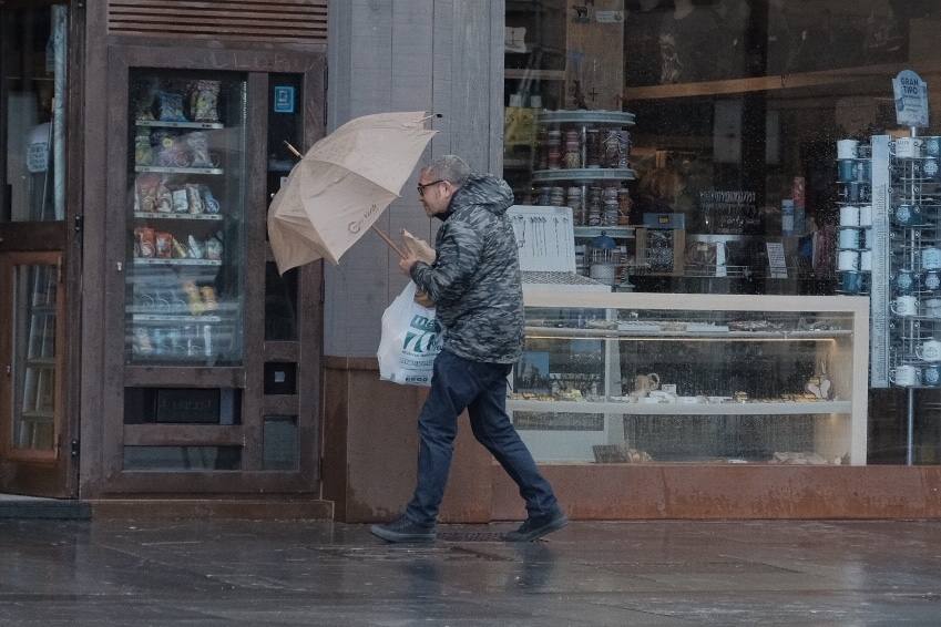 Asturias ha entrado en el mes de marzo bajo los efectos de la borrasca 'Katrine', que ha desplomado la cota de nieve al entorno de los 700 metros, lo que ha complicado la circulación en puertos de montaña como Pajares. Ese manto blanco también dibuja paisajes únicos, como los que se pueden ver en los Lagos de Covadonga. En cotas más bajas, la lluvia es la protagonista de la jornada.