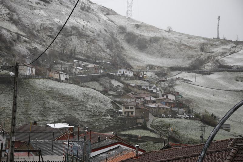 Asturias ha entrado en el mes de marzo bajo los efectos de la borrasca 'Katrine', que ha desplomado la cota de nieve al entorno de los 700 metros, lo que ha complicado la circulación en puertos de montaña como Pajares. Ese manto blanco también dibuja paisajes únicos, como los que se pueden ver en los Lagos de Covadonga. En cotas más bajas, la lluvia es la protagonista de la jornada.