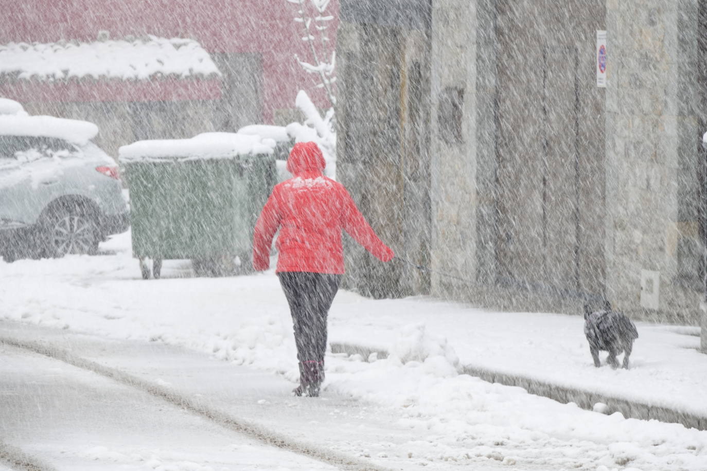 Asturias ha entrado en el mes de marzo bajo los efectos de la borrasca 'Karine', que ha desplomado la cota de nieve al entorno de los 700 metros, lo que ha complicado la circulación en puertos de montaña como Pajares. Ese manto blanco también dibuja paisajes únicos, como los que se pueden ver en los Lagos de Covadonga. En cotas más bajas, la lluvia es la protagonista de la jornada.