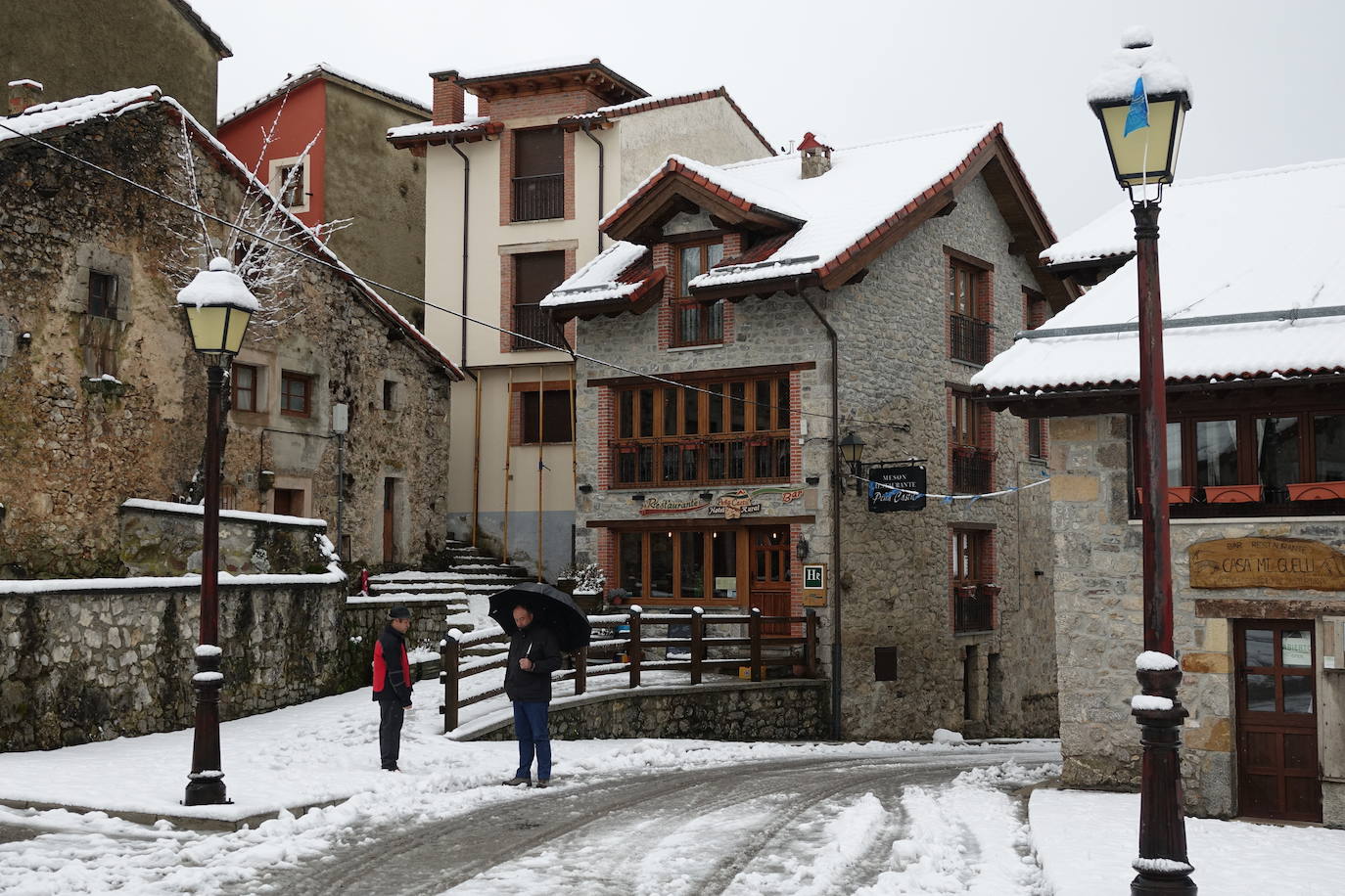 Asturias ha entrado en el mes de marzo bajo los efectos de la borrasca 'Karine', que ha desplomado la cota de nieve al entorno de los 700 metros, lo que ha complicado la circulación en puertos de montaña como Pajares. Ese manto blanco también dibuja paisajes únicos, como los que se pueden ver en los Lagos de Covadonga. En cotas más bajas, la lluvia es la protagonista de la jornada.